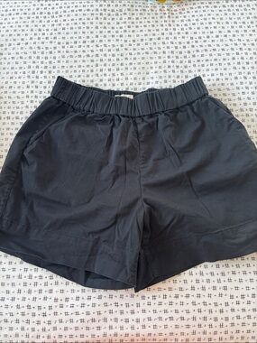 Everlane The Easy shorts, cotton, black, pockets, elastic waist, size L